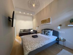 A bed or beds in a room at Luxury Elizabeth Residence next to the New York Café