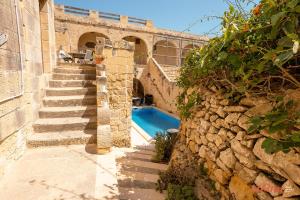 Casa con piscina y pared de piedra en Matli Farmhouse, your stunning Gozo getaway., en Munxar
