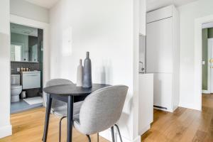 ボストンにあるAmple Allston 2BR w WD in basement BOS-271のテーブルと椅子2脚のあるダイニングルーム +9枚の写真