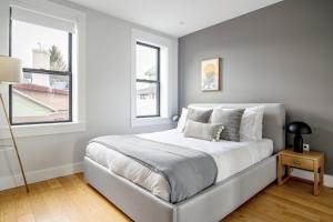 ボストンにあるAmple Allston 2BR w WD in basement BOS-271の大きなベッドと窓のある白い寝室