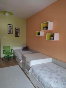 una habitación de hospital con 2 camas y una silla en Apartment Ventuno 21, en Sliven