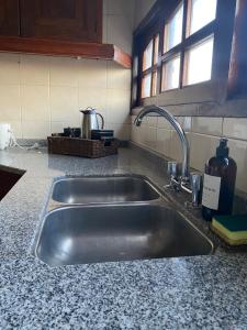 una cocina con fregadero de acero inoxidable en Departamento SGO en Santiago del Estero