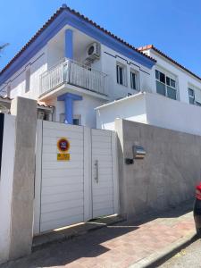 una casa blanca con una puerta y una valla en Circus-Goretti House, en Mairena del Aljarafe