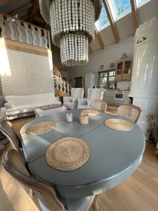 jadalnia z niebieskim stołem i krzesłami w obiekcie Siedlisko Belfort - Dom Zachodów (sauna) w mieście Schodno