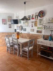 comedor con mesa y sillas en Circus-Goretti House, en Mairena del Aljarafe