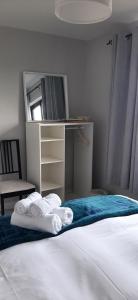 Postel nebo postele na pokoji v ubytování Ger's Lodging