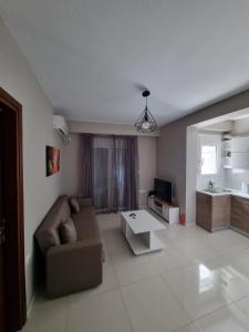 un salon avec un canapé et une table dans l'établissement Ioannina city center - Michelangelo Apartments - B1, à Ioannina