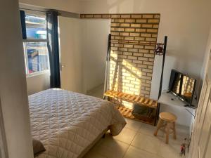 Μια τηλεόραση ή/και κέντρο ψυχαγωγίας στο Apartamento Floripa 17 Aconchegante Bem Localizado
