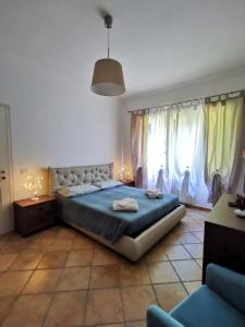 1 dormitorio con 1 cama grande y 2 ventanas en Cuncè en Anguillara Sabazia
