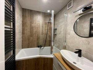 een badkamer met een bad, een wastafel en een douche bij Krásný zrekonstruovaný byt 3+1 in Liberec