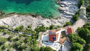 eine Luftansicht eines Hauses neben dem Meer in der Unterkunft SOL ET PAX in Drvenik Veli