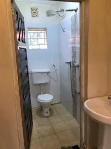 uma casa de banho com um WC e um lavatório em Ludali homes em Kakamega