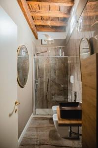 W łazience znajduje się prysznic i umywalka. w obiekcie Centro storico, centralissimo LUXURY SMERALDO SUITE doccia idromassaggio , paniere gratuito con piccola colazione w Rawennie