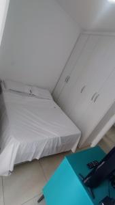 A bed or beds in a room at Apartamento Liberdade
