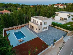 una vista aérea de una casa con piscina en Villa Molaris en Donje Selo