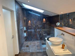 Koupelna v ubytování Aalborg - Beautifully renovated luxus apartment + 7 fotografií