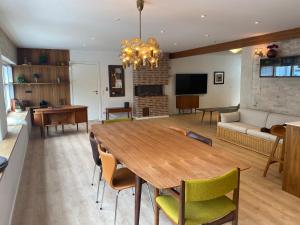jadalnia i salon ze stołem i krzesłami w obiekcie Aalborg - Beautifully renovated luxus apartment w Aalborgu