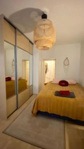 una camera con letto e lampadario a braccio di Lovely apartment in the centre, street level and inner yard a Helsinki