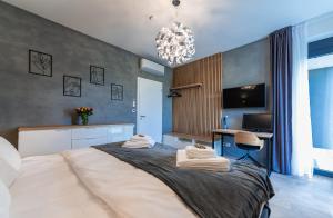 トレボンにあるApartmán Svět Relaxuのタオルが敷かれた大きなベッドのある寝室