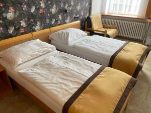 Postel nebo postele na pokoji v ubytování Hotel Akademie a depandance Vila Jarmila