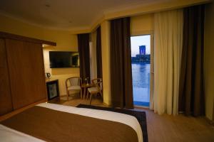 Voodi või voodid majutusasutuse Obelisk Nile Hotel Aswan toas