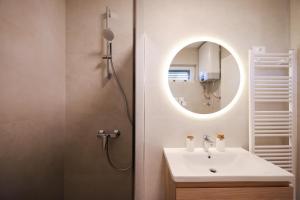 een badkamer met een wastafel en een spiegel bij Apartments Mila M in Sveti Filip i Jakov