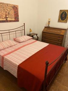 um quarto com uma cama grande e uma cómoda em Villetta Tranquilla em Agrigento