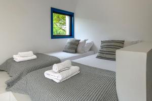 Postel nebo postele na pokoji v ubytování Hidesign Athens Villa In Sounio