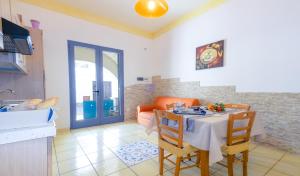 A kitchen or kitchenette at Luxury Apartments - Torre San Giovanni