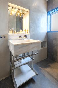 Koupelna v ubytování Hidesign Athens Villa In Sounio + 37 fotografií