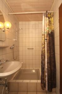 a bathroom with a tub and a sink at Ferienwohnung „Schwalbennest“ Reil/Mosel in Reil