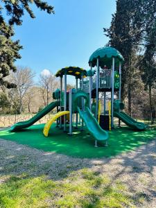 un parque infantil con tobogán en Le Chalet de Louise 7 places, en Taradeau