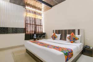 1 dormitorio con 2 camas en una habitación en FabExpress HC King, en Mohali