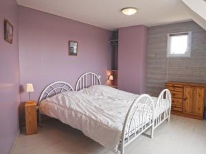 ein Schlafzimmer mit einem weißen Bett und einer lila Wand in der Unterkunft Maison Sauzon, 4 pièces, 7 personnes - FR-1-418-19 in Sauzon