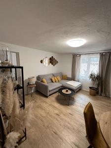 una sala de estar con un sofá y una mesa en Piccolo app, en Split