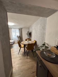 Una cocina y una sala de estar con mesa y sillas. en Piccolo app, en Split