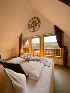 1 dormitorio con 2 camas y reloj en la pared en Romantisches Wellness Chalet im steirischen Ursprung, 