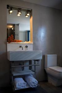 Koupelna v ubytování Hidesign Athens Villa In Sounio