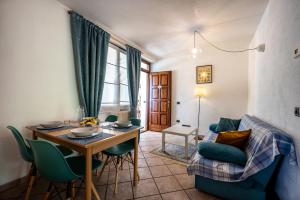 - un salon avec une table à manger et des chaises dans l'établissement Agribenessere Brenzio, à Consiglio di Rumo