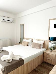 una camera da letto con un grande letto con asciugamani di Victory Luxury Apartments a Eforie Nord