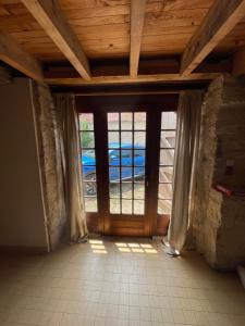 Cette chambre dispose d'une porte offrant une vue sur une voiture. dans l'établissement La Maison du Bonheur by the Dordogne River, à Carlux
