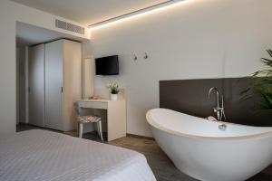 TV a/nebo společenská místnost v ubytování Hotel Giardino Suites&Spa