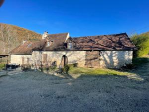an old stone house sitting on top of a field at Domaine du Bonheur en Pierre avec Piscine, Proche Sarlat in Carlux