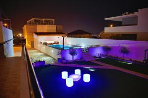 dom z basenem w nocy w obiekcie Villa Ana w mieście Kaštel Sućurac