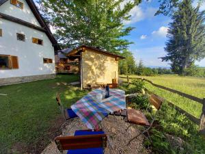 tavolo da picnic e sedie di fronte a una casa di Montecasa a Travnik