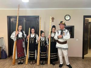 un grupo de personas en uniforme posando para una foto en Pensiunea agroturistică Casa Brădeana en Albac