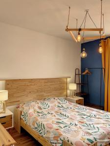 a bedroom with a bed and a blue wall at AS 50 - Les bateaux au bord de l'eau in Ault