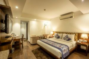 新德里的住宿－Hotel Arch International，配有一张床和一张书桌的酒店客房