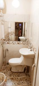 拉梅斯沃勒姆的住宿－SREE Kumaran Residence，一间带卫生间、水槽和镜子的浴室