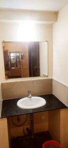 拉梅斯沃勒姆的住宿－SREE Kumaran Residence，一间带水槽和镜子的浴室